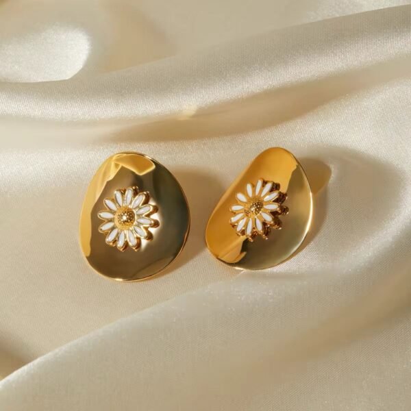 Tarnish Free 18k Gold Plated Glossy Round White Daisy Flower Stud Women Stainless Steel Fashion Jewelry Earrings