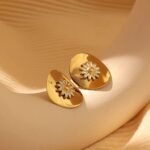 Tarnish Free 18k Gold Plated Glossy Round White Daisy Flower Stud Women Stainless Steel Fashion Jewelry Earrings - Image 2