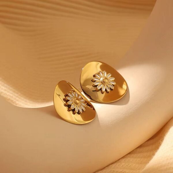 Tarnish Free 18k Gold Plated Glossy Round White Daisy Flower Stud Women Stainless Steel Fashion Jewelry Earrings - Image 2