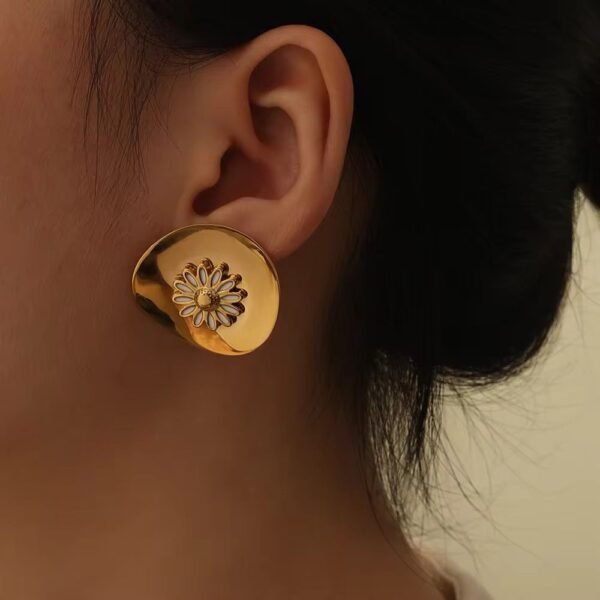 Tarnish Free 18k Gold Plated Glossy Round White Daisy Flower Stud Women Stainless Steel Fashion Jewelry Earrings - Image 5