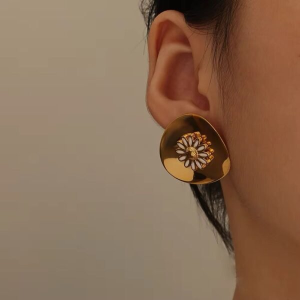 Tarnish Free 18k Gold Plated Glossy Round White Daisy Flower Stud Women Stainless Steel Fashion Jewelry Earrings - Image 3